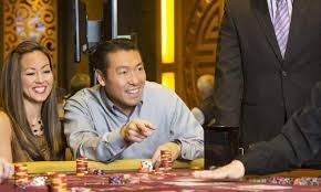 Tampilan meja Casino Hold'em live di kedaigaming dengan dealer profesional dan kartu komunal yang jelas terlihat